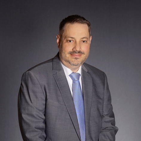 Thomas_Betzwieser Portrait Mann in grauem Anzug